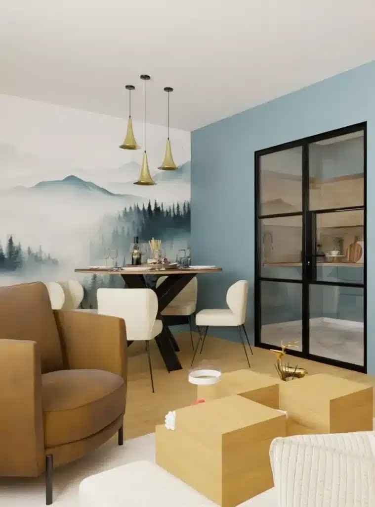 Salon ouvert décoré suite à un conseil déco, avec un papier peint panoramique représentant des montagnes, une table ronde élégante, des chaises design et des luminaires dorés suspendus. ​​


